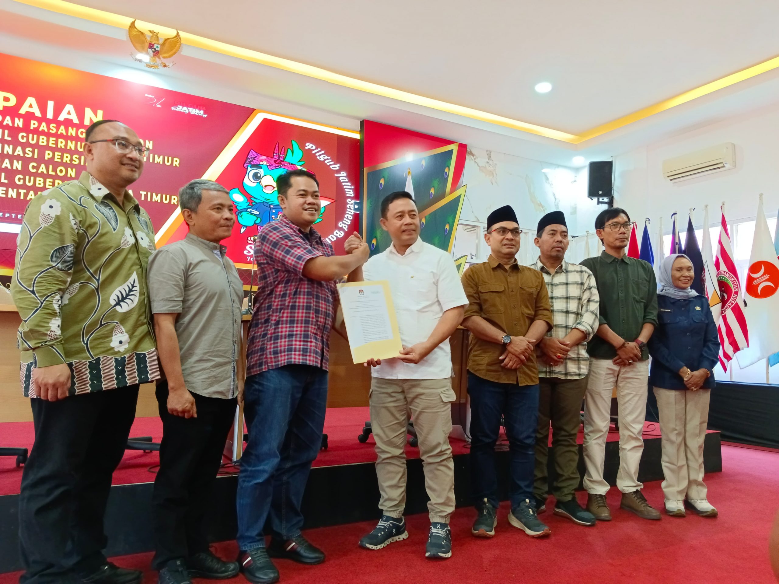 Ketua KPU Jatim saat memberikan salinan SK Penetapan Tiga <yoastmark class=