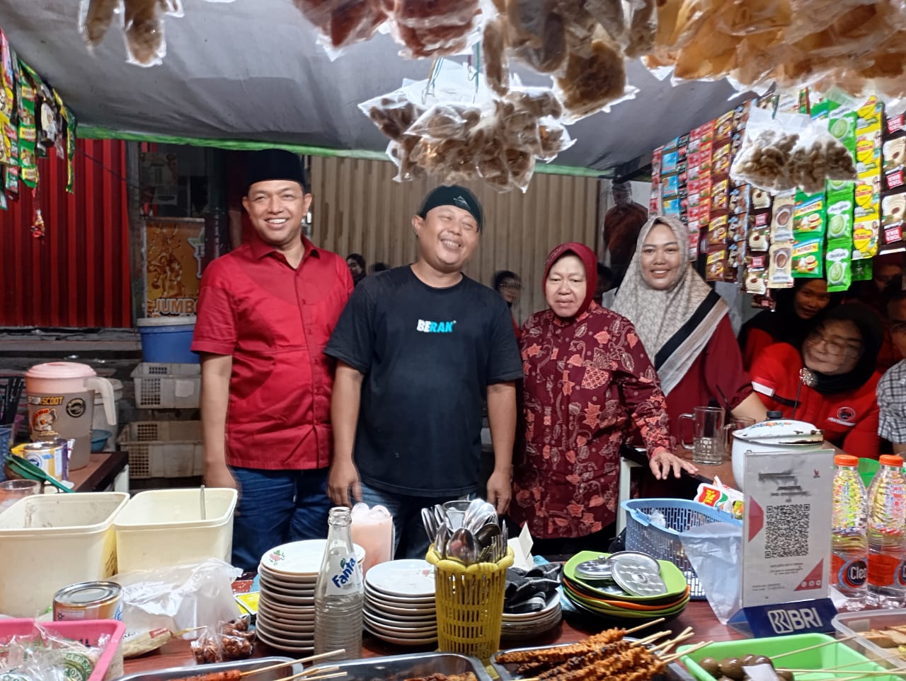 Risma Borong Dagangan Perajin Tikar setelah menikmati es di Kedai Jons Coffee, Jombang