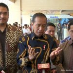 Presiden Jokowi (tengah) bersama Menteri BUMN Erick Thohir dan Menpora Dito Ariotedjo, saat memberikan keterangan pers di Jakarta usai meresmikan IIFC, Selasa (17/9/2024). (Foto:Tangkapan layar/IST)