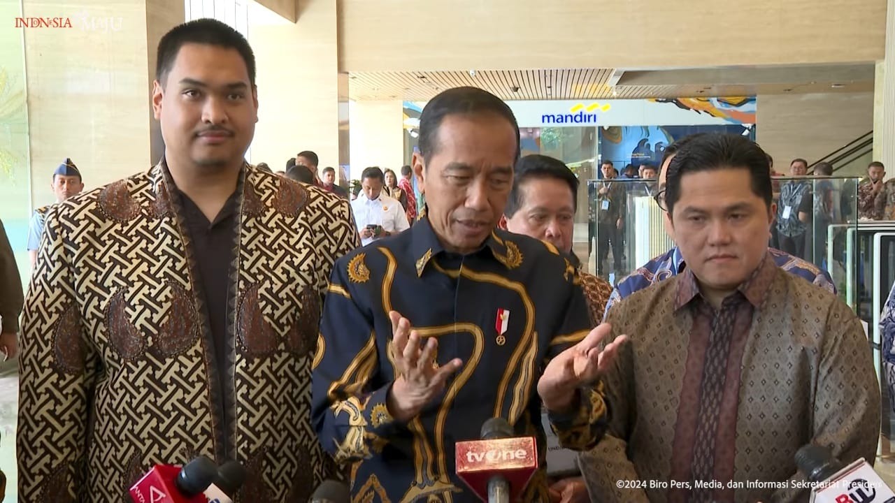 Presiden Jokowi (tengah) bersama Menteri BUMN Erick Thohir dan Menpora Dito Ariotedjo, saat memberikan keterangan pers di Jakarta usai meresmikan IIFC, Selasa (17/9/2024). (Foto:Tangkapan layar/IST)