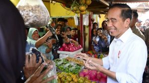 Cek Harga Telur di Pasar Dukuh Kupang, Jokowi: Terlalu Rendah, Mungkin Pasokannya Terlalu Banyak