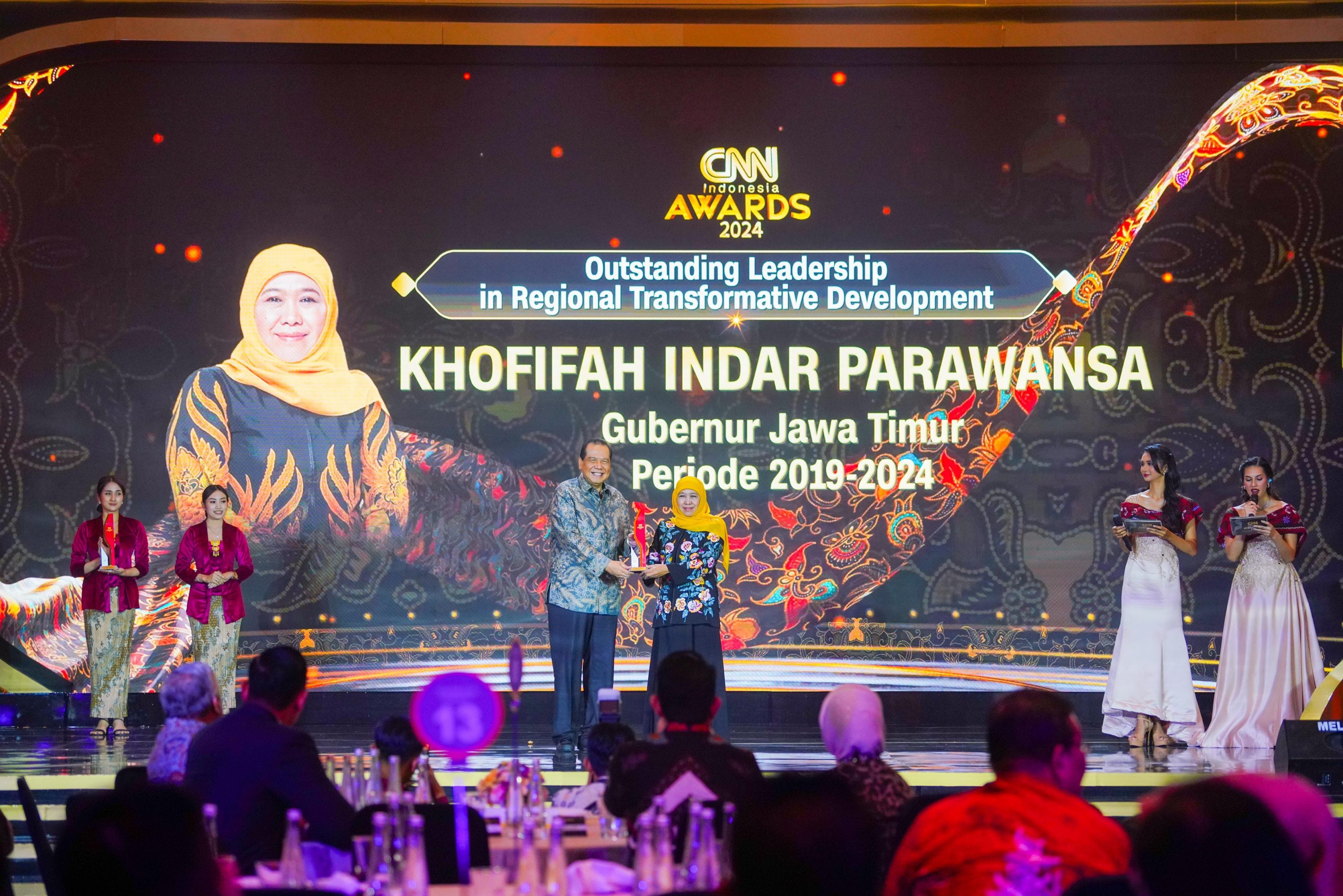 Khofifah Raih Dua Penghargaan di Hari Pertama Kampanye Pilgub Jatim 2024