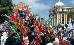 Khofifah-Emil Diarak Ribuan Pendukung dengan Naik Ul-Daul Madura Menuju Deklarasi Kampanye Damai