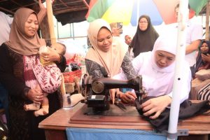 Khofifah Kampanye ke Sampang;  Kunjungi Pasar Tradisional hingga Ziarah ke Makam Mohammad Noer
