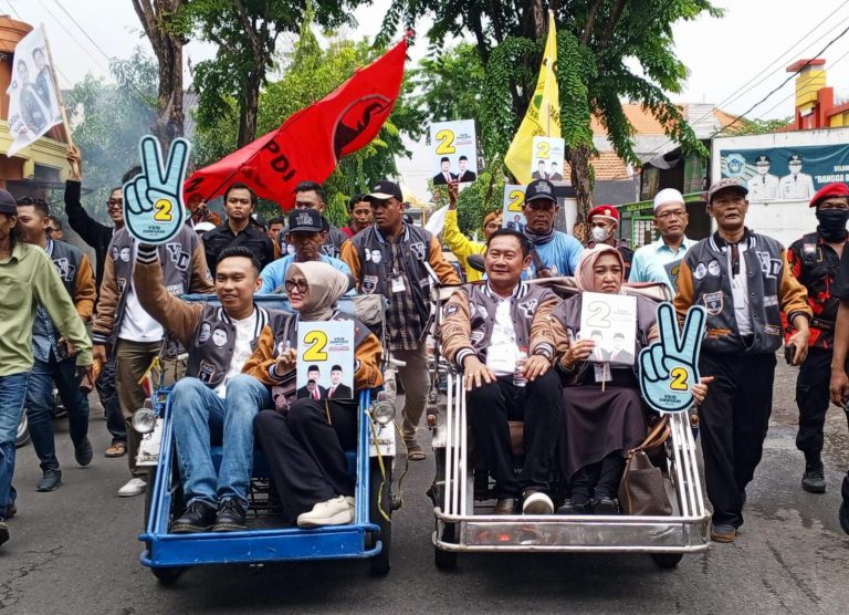 Pasangan Yes-Dirham saat pengundian nomor urut paslon Pilbup Lamongan. Duet ini menargetkan kemenangan hingga 70 persen suara. (Foto:IST)