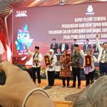 Para paslon Pilgub Jatim 2024 saat pengundian nomor urut oleh KPU 23 September 2024 lalu. (Foto:Ubay/IST)