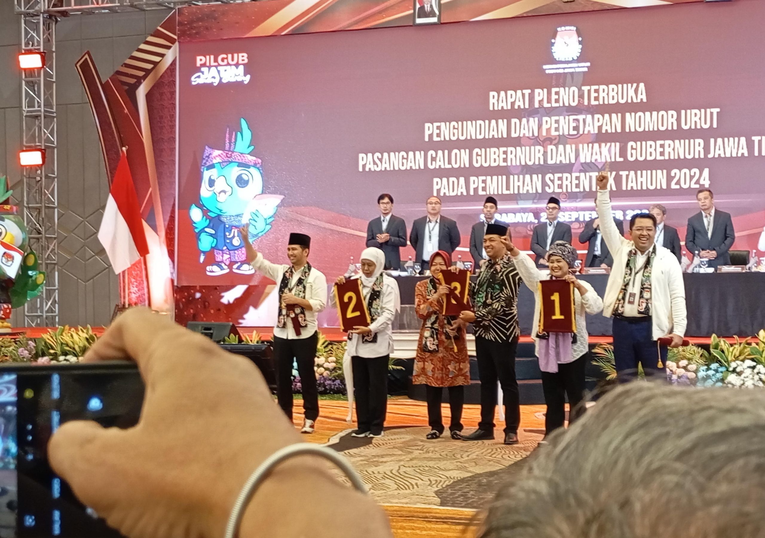 Para paslon Pilgub Jatim 2024 saat pengundian nomor urut oleh KPU 23 September 2024 lalu. (Foto:Ubay/IST)