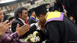 Rhoma Irama Mewisuda Anaknya di UMS dengan Lagu “Generasi Muda”