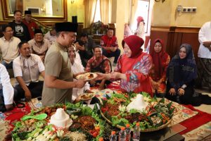 Risma-Gus Hans Resmikan Posko Relawan di Surabaya
