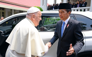 Paus Fransiskus di Indonesia: Dialog Antaragama Menumbuhkan Rasa Saling Menghormati