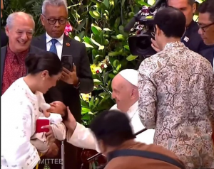 Momen Paus Fransiskus Berkati Langsung Anak Nadiem Makarim