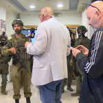Pasukan Zionis Israel dengan persenjataan lengkap menggerebek Kantor Berita Al Jareeza di Ramallah, Tepi Barat, Ahad (22/9/2024) dini hari waktu setempat. (Foto:Tangkapan Layar Al Jazeera)