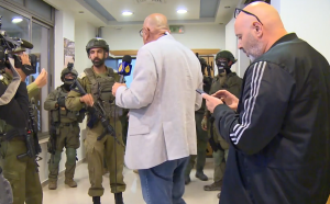 Israel Menggerebek Al Jazeera, Tentara Bersenjata Lengkap Perintahkan Penutupan