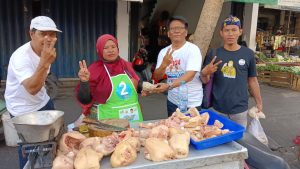 Sedulur Khofifah-Emil Bagi-bagi Celemek di Pasar Pacuan Kuda
