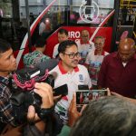 Sekretaris Kota Surabaya, Ikhsan memberikan penjelasan di sela peluncuran perdana bus listrik. (Foto: Humas Pemkot Surabaya)