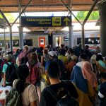 Sejumlah penumpang antre masuk kereta di Stasiun Gubeng menyambut libur panjang. (Foto: KAI Daop 8 Surabaya)