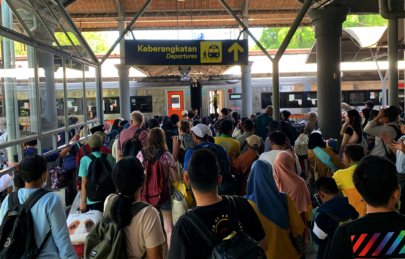 Sejumlah penumpang antre masuk kereta di Stasiun Gubeng menyambut libur panjang. (Foto: KAI Daop 8 Surabaya)