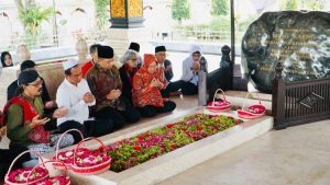 Risma-Gus Hans Ziarah ke Makam Bung Karno, Minta Restu untuk Pilgub Jatim