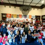 Para pemilih kelompok muda menjelang momentum sumpah pemuda mendeklarasikan dukungan terhadap pasangan gubernur dan wakil gubernur Jatim nomor urut 2, Khofifah-Emil, Ahad (27/10/2024). (Foto:IST)