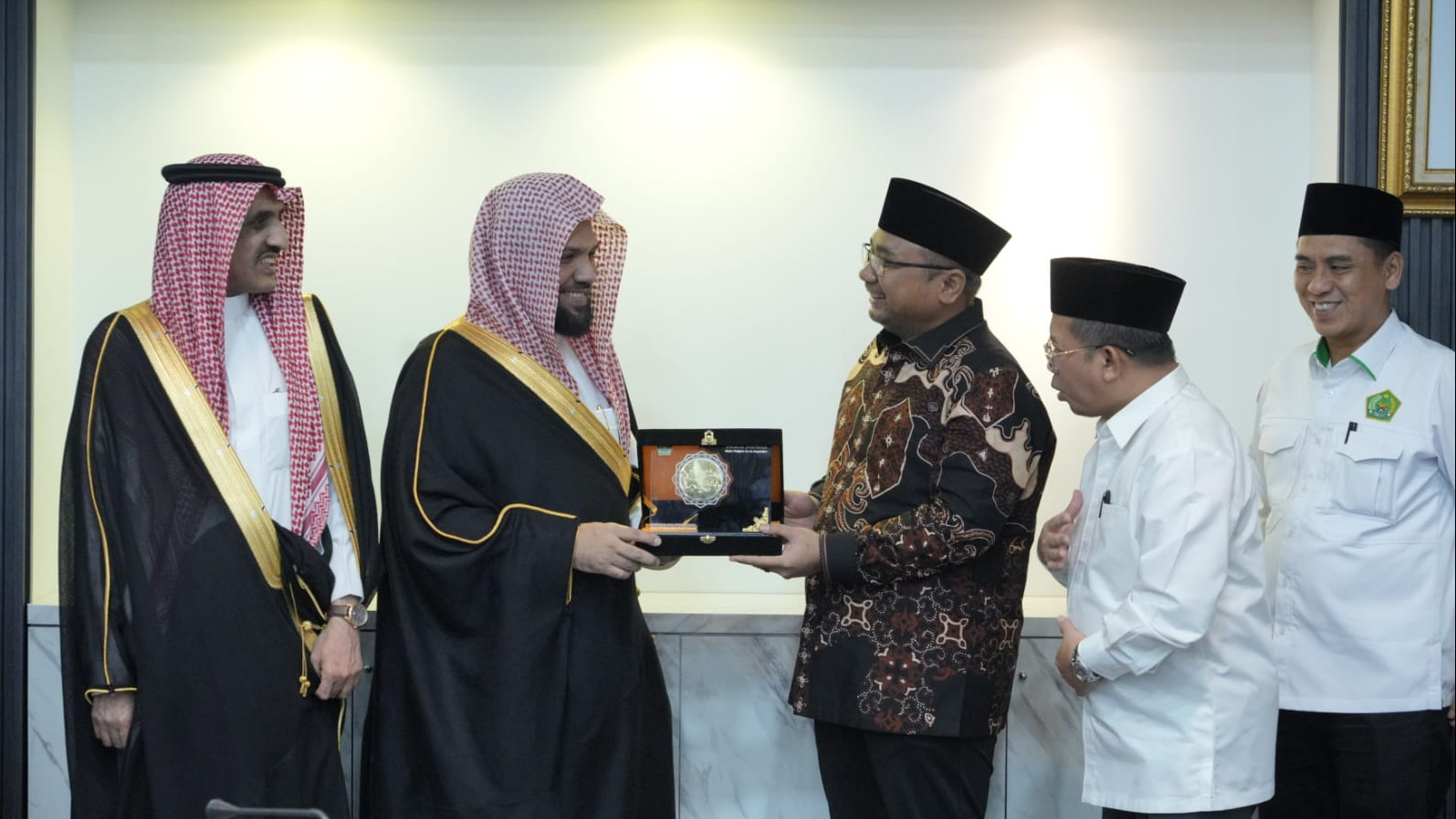 Menag RI Yaqut Cholil Qoumas menerima kunjungan Imam Besar Masjid Nabawi, Syekh Ahmad bin Ali Al-Hudhaify, Selasa (8/10/2024). (Foto:Dok.Kemenag)