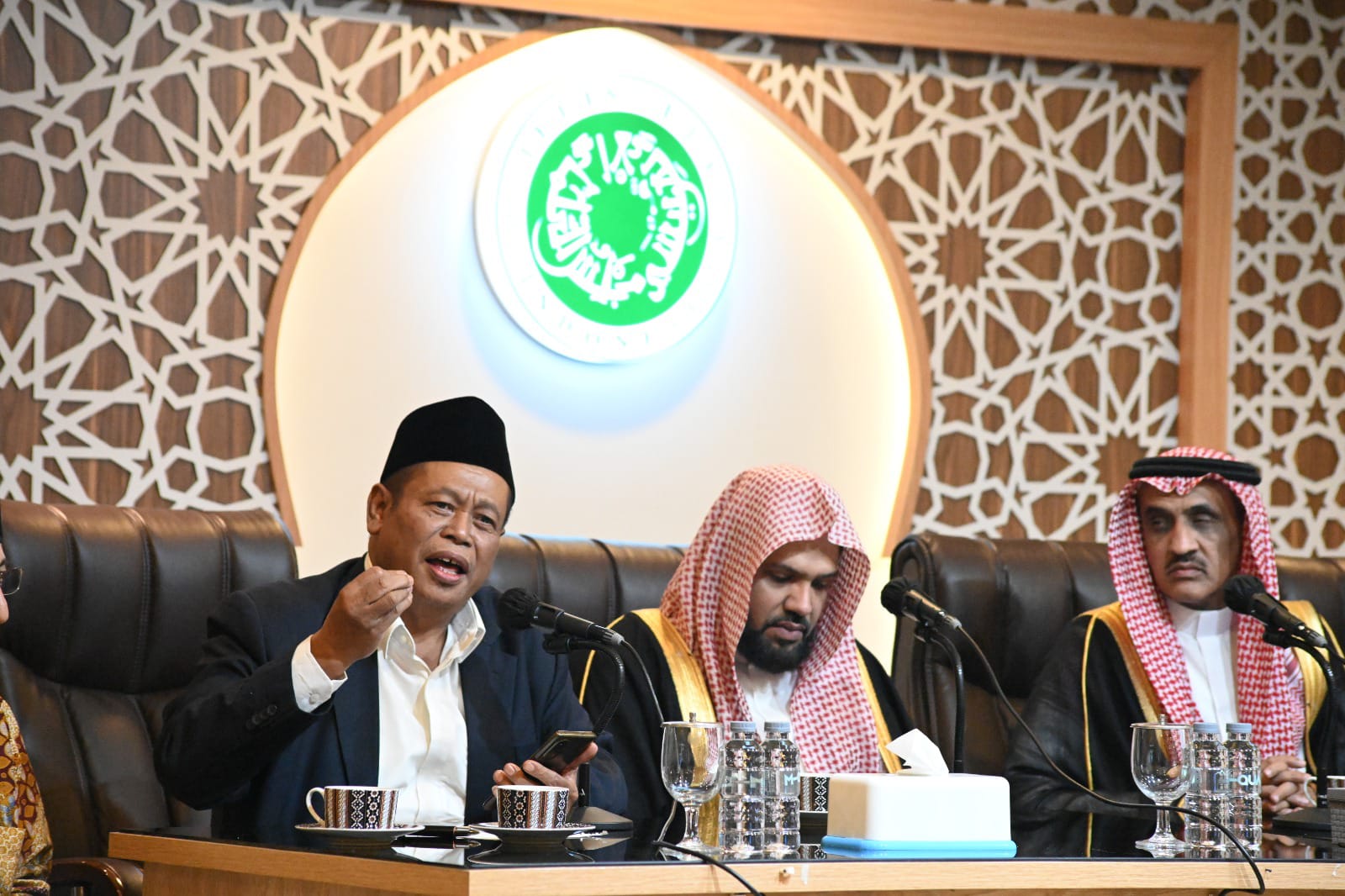 Waketum MUI Kiai Marsudi saat menerima kunjungan Imam Besar Masjid Nabawi Madinah, Syekh Ahmad bin Ali Al-Hudhaify, Selasa (8/10/2024). (Foto:Dok.MUI)