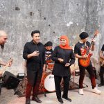 Grup band Dewa 19 bersama Khofifah Indar Parawansa dan Emil Elestianto Dardak tengah membuat video klip untuk lagu 'Hidup Adalah Perjuangan' ciptaan pentolan Dewa 19, Ahmad Dhani Prasetyo (ADP). (Foto:IST)