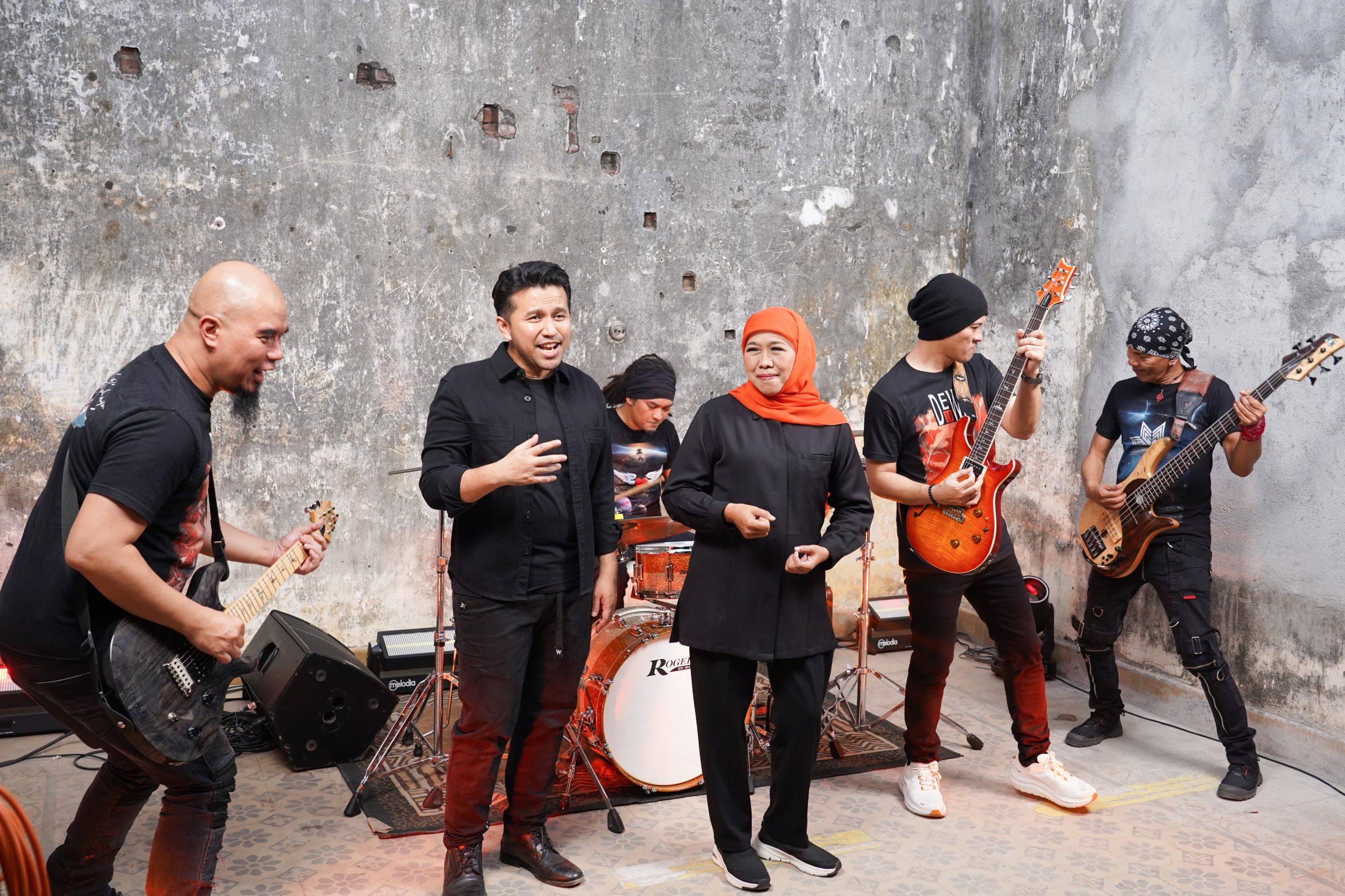 Grup band Dewa 19 bersama Khofifah Indar Parawansa dan Emil Elestianto Dardak tengah membuat video klip untuk lagu 'Hidup Adalah Perjuangan' ciptaan pentolan Dewa 19, Ahmad Dhani Prasetyo (ADP). (Foto:IST)