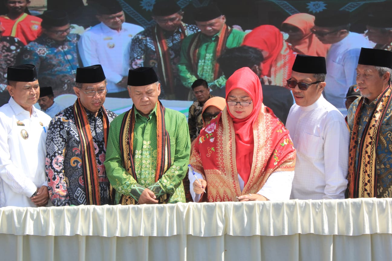 Muhammadiyah Kota Metro menerima wakaf tanah dari pewakif Hj. Tismayeti, MM (jilbab merah)