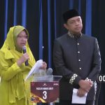 Cagub Jatim nomor urut 3, Tri Rismaharini (Risma) saat menyampaikan visi misi pada Debat Publik Pilgub Jawa Timur di Graha Unesa, Jumat (18/10/2024). (Foto:Tangkapan layar/ubay)
