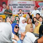 Cagub Jatim nomor urut 2, Khofifah Indar Parawansa menerima dukungan dari Aliansi Transportasi Jawa Timur, Rabu (30/10/2024) di Hotel Utami Sidoarjo. (Foto:IST)