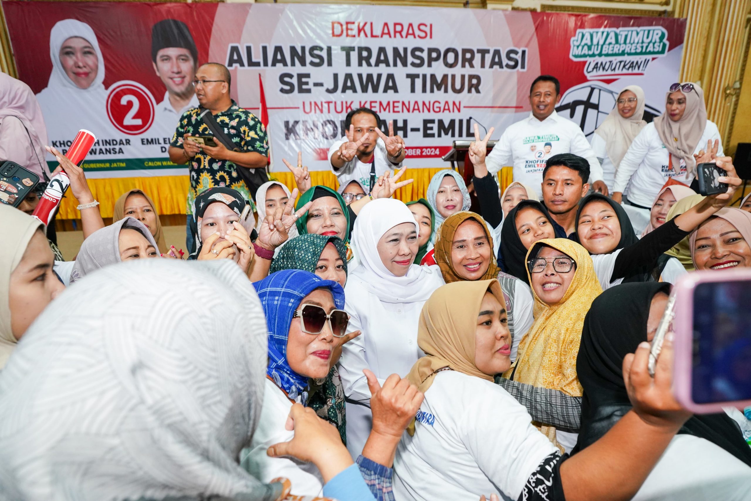 Cagub Jatim  nomor urut 2, Khofifah Indar Parawansa menerima dukungan dari Aliansi Transportasi Jawa Timur, Rabu (30/10/2024) di Hotel Utami Sidoarjo. (Foto:IST)