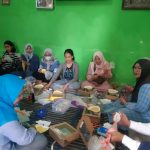 Cawawali Kota Malang, Ali Muthohirin (kanan, kemeja putih) menggelar pelatihan UMKM bersama ibu-ibu di Kelurahan Dinoyo, Senin (7/10/2024). (Foto:Sholeh/Tugumalang)