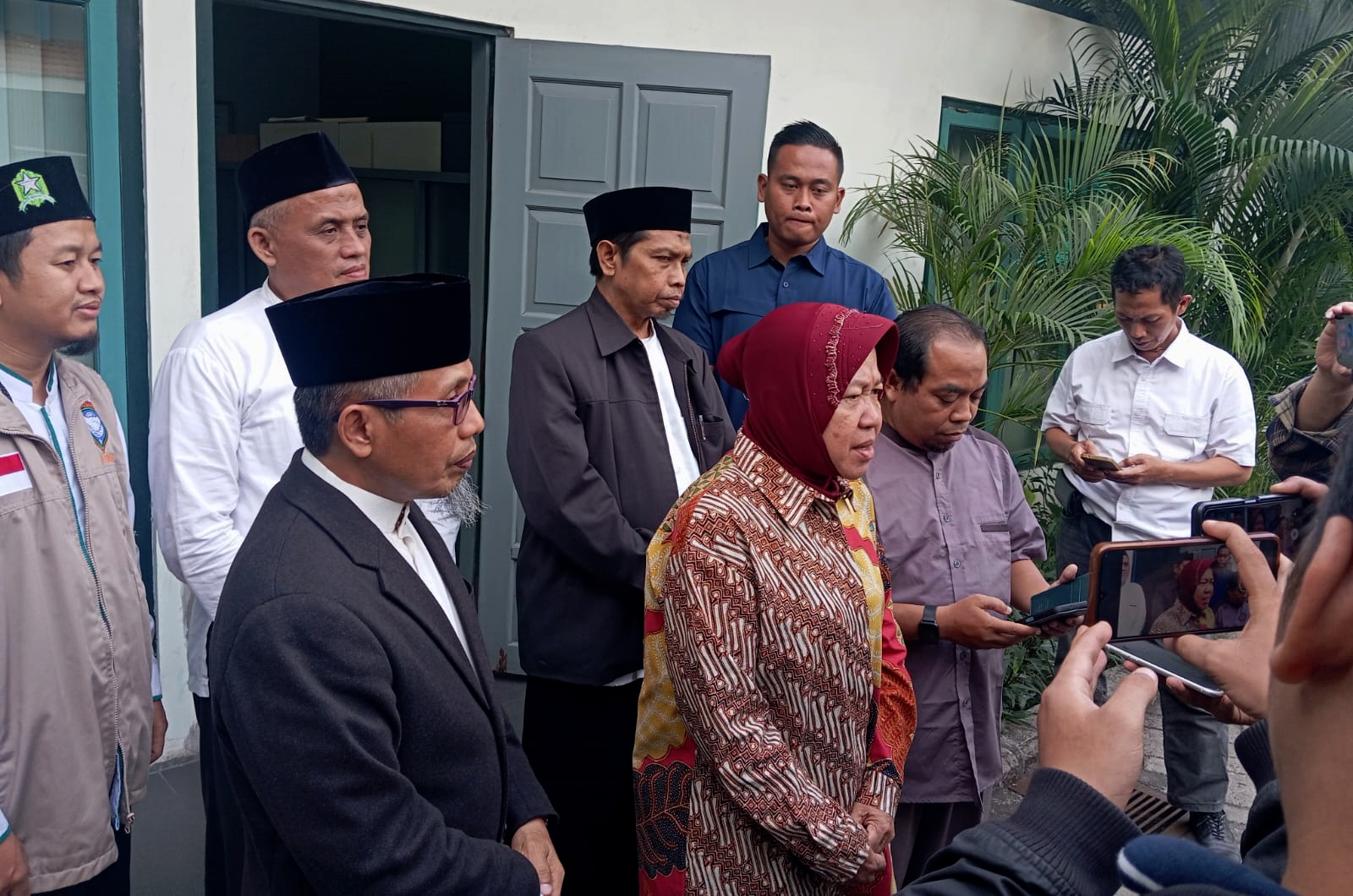 Cagub Jatim, Tri Rismaharini memberikan keterangan pada awak media usai bertemu pimpinan Ponpes Hidayatullah.