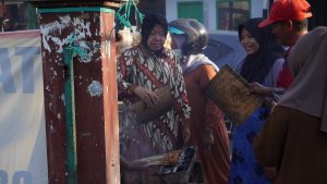 Risma Cicipi Makanan Khas Madura, Yakin Bisa Bawa Kuliner Lokal Mendunia