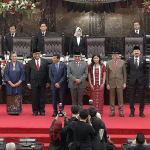 Ketua MPR RI Ahmad Muzani (tengah, jas abu-abu) bersama para pimpinan MPR RI periode 2024-2029 lainnya yang baru saja dilantik, Kamis (3/10/2024).