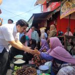 Cawagub Jatim nomor urut 2, Emil Elestianto Dardak blusukan ke Pasar Baru Kamal, Bangkalan. Bersama dengan sang istri, Arumi Bachsin, dia berbincang dengan para pedagang, Selasa (8/10/2024). (Foto:IST)