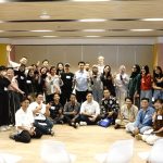 Cawagub Jatim nomor urut 2, Emil Elestianto Dardak berfoto bersama para peserta meetup, Jumat (11/10/2024), yang berfokus membahas soal gigs ekonomi. (Foto:IST)