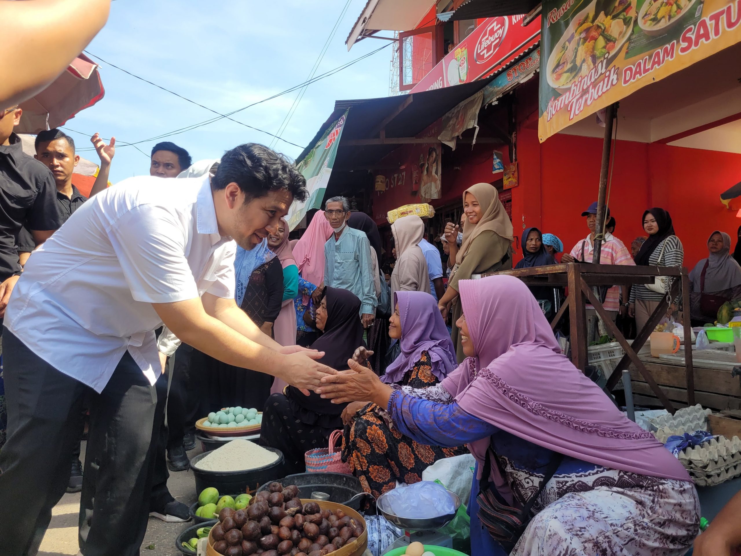 Cawagub Jatim nomor urut 2, Emil Elestianto Dardak blusukan ke Pasar Baru Kamal, Bangkalan. Bersama dengan sang istri, Arumi Bachsin, dia berbincang dengan para pedagang, Selasa (8/10/2024). (Foto:IST)