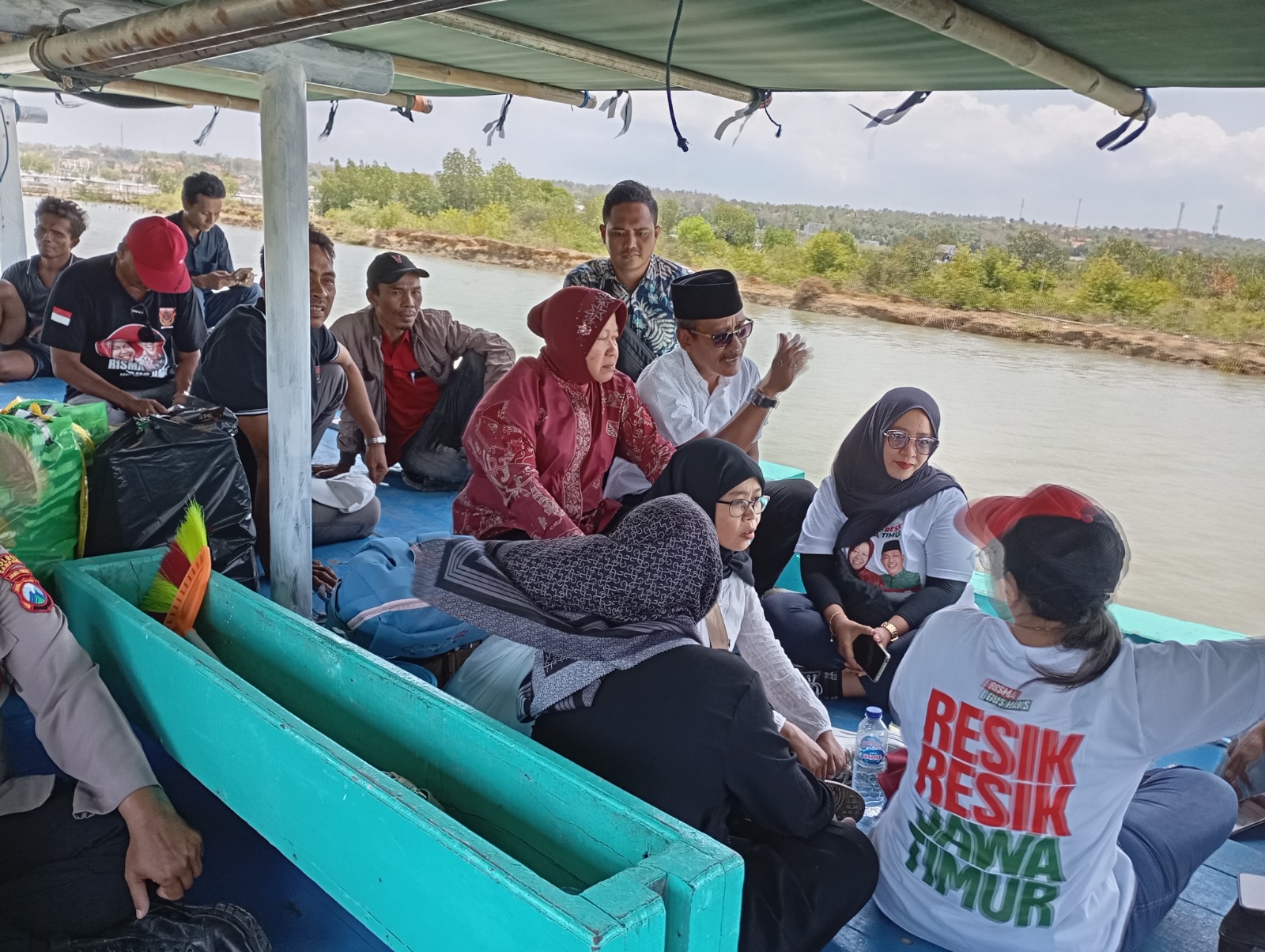 Cagub Risma (Tri Rismaharini) menumpangi perahu saat meninjau meninjau lokasi titik banjir di Kabupaten Sampang, Selasa (1/10/2024)