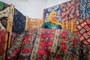 Khofifah Ajak Masyarakat Bangga Berbatik di Hari Batik Nasional 2024