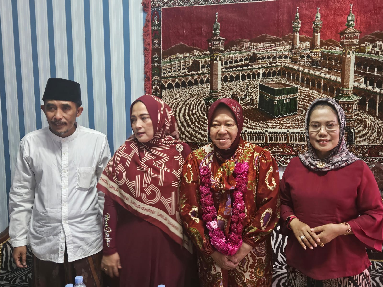 Risma bersama KH Thoriq Bin Ziyad (Gus Thoriq) dan Nyai Sumriyah, pengasuh Ponpes Babussalam Malang