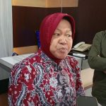 Cagub Jatim nomor urut 3,Tri Rismaharini (Risma) usai bersilaturahmi ke Kantor PWM Jatim di Surabaya, Jumat (4/10/2024). Dia mengaku tidak ada persiapan khusus menjelang debat kandidat Pilgub Jatim 2024 yang rencananya akan digelar Jumat, 18 Oktober mendatang. (Foto:Ubay/IST)