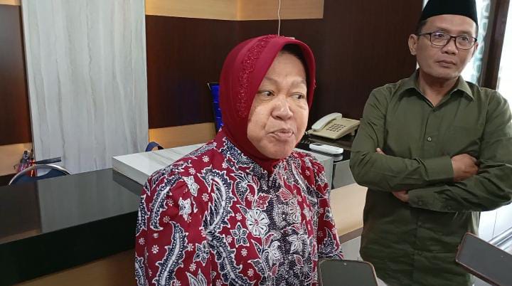 Cagub Jatim nomor urut 3,Tri Rismaharini (Risma) usai bersilaturahmi ke Kantor PWM Jatim di Surabaya, Jumat (4/10/2024). <yoastmark class=