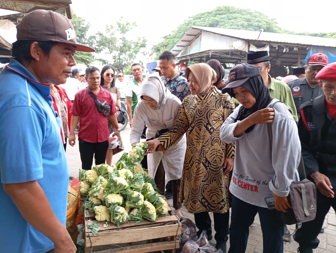 Cagub Risma berdialog denga pedagang dan pengunjung Pasar Sayur Induk Pare, Kabupaten Kediri