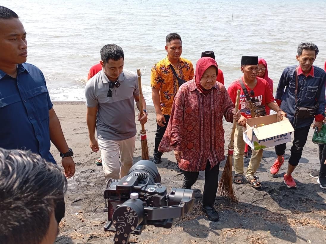 Cagub Risma bersama warga melakukan aksi bersih-bersih bibir Pantai Duta, Kecamatan Paiton, Probolinggo