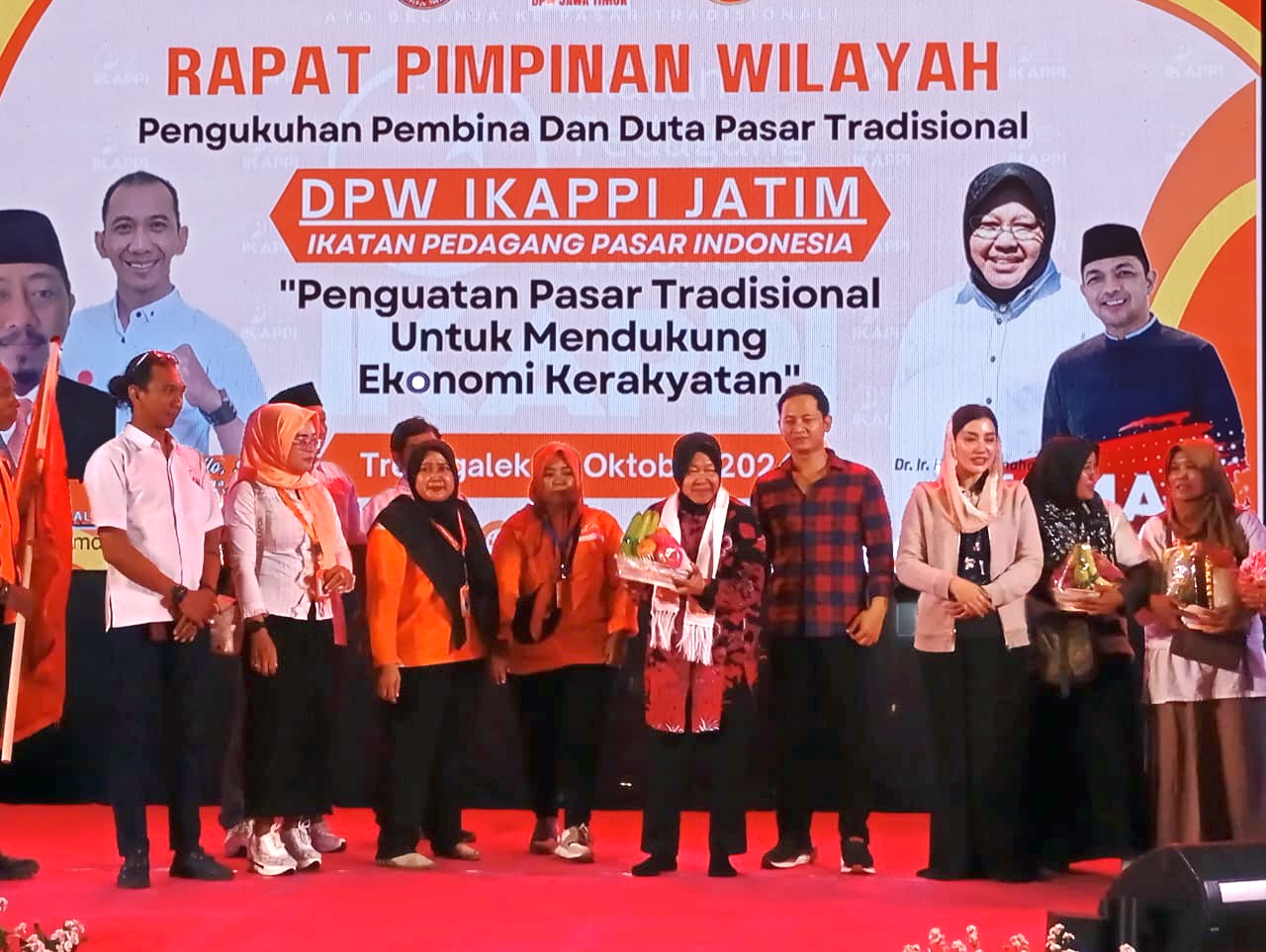 Cagub Risma dikukuhkan sebagai Dewan Pembina oleh Dewan Pimpinan Wilayah (DPW) Ikatan Pedagang Pasar Indonesia (Ikappi) Jawa Timur di Trenggalek