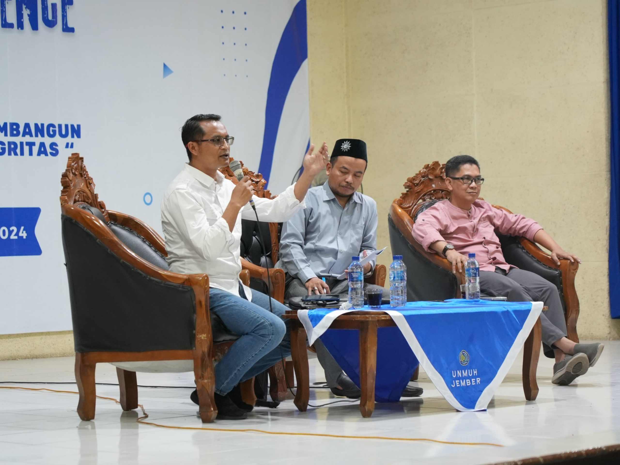 Widarto memaparkan narasinya dalam acara Jember Youth Conference dan Uji Publik yang diadakan BEM Unmuh Jember