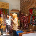 Risma mengunjungi sentra Batik Balitar