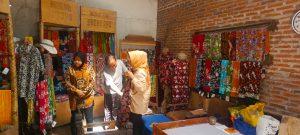 Risma Dukung UMKM Batik di Blitar, Dorong Kreativitas dan Ekonomi Lokal