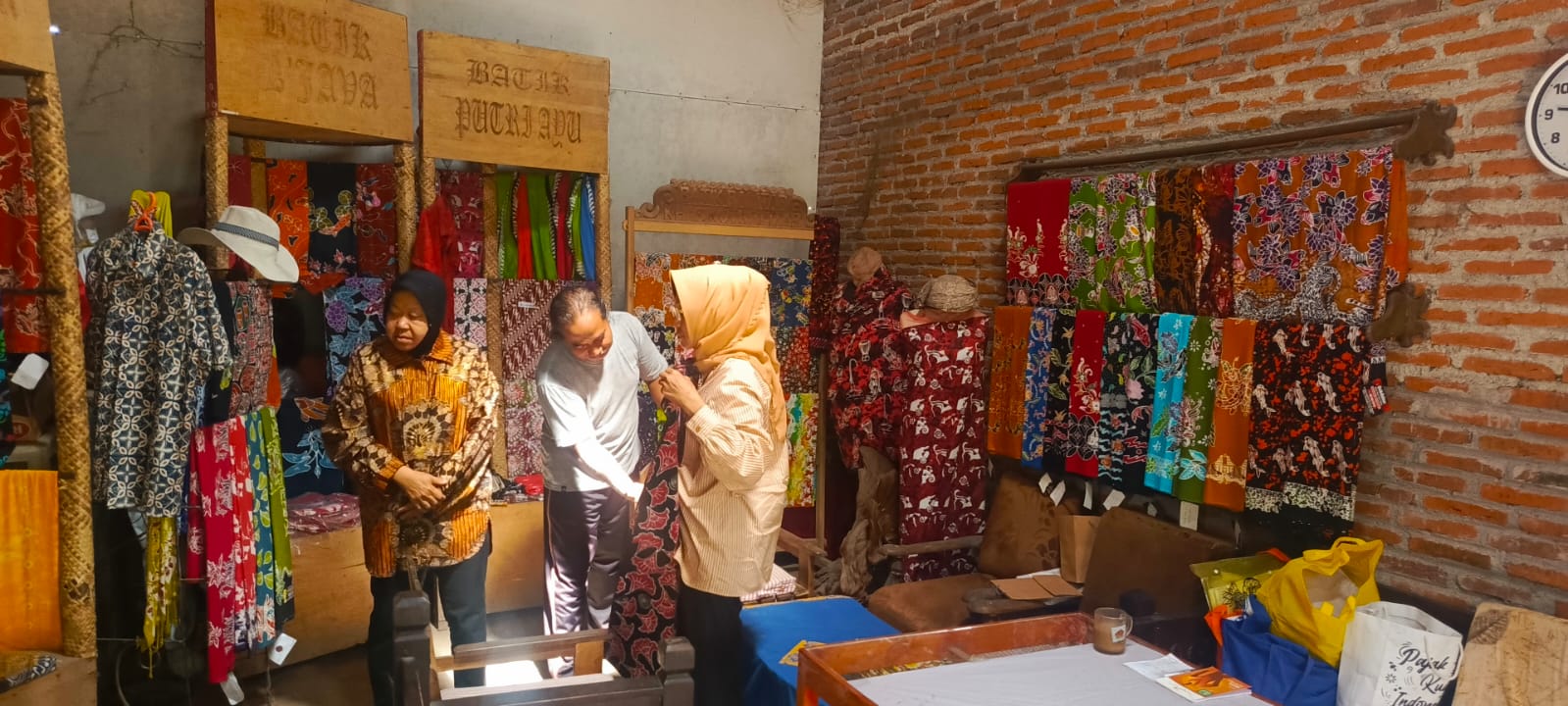 Risma mengunjungi sentra UMKM Batik Balitar